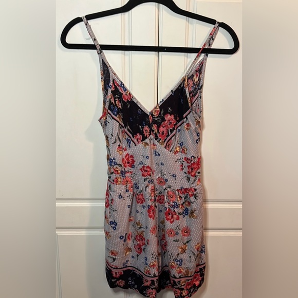 ANGIE💫Women’s Floral V-Neck Spaghetti Strap Lightweight Romper with Pockets - Picture 3 of 15